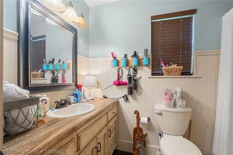 Bath - 2704 E Phillips Ave, Sallisaw, OK 74955 photo 1 of 1
