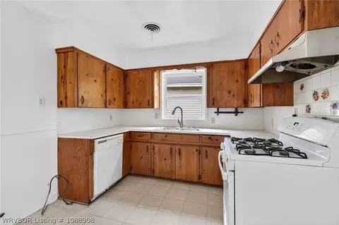 Kitchen - 4104 Albert Pike Ave, Fort Smith, AR 72904 photo 2 of 3
