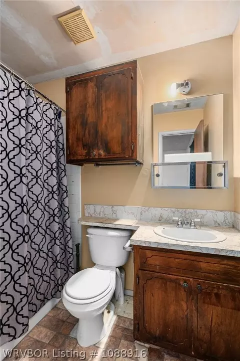 Bath - 1604 Savannah Dr, Fort Smith, AR 72901 photo 1 of 2