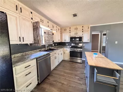 Kitchen - 409 Hooper St, Hackett, AR 72937 photo 3 of 5