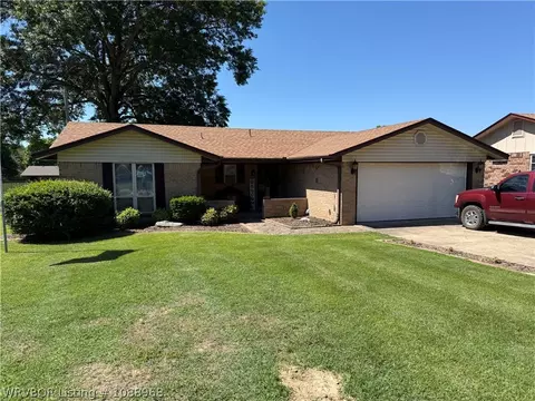 1704 Edmondson Dr, Sallisaw, OK 74955