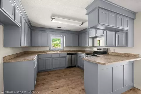 Kitchen - 1904 Barbara Ln, Lavaca, AR 72941 photo 2 of 4