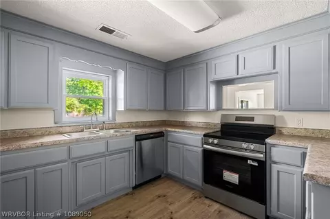 Kitchen - 1904 Barbara Ln, Lavaca, AR 72941 photo 3 of 4