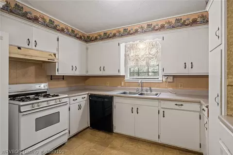 Kitchen - 3823 Dallas St, Fort Smith, AR 72903 photo 3 of 4