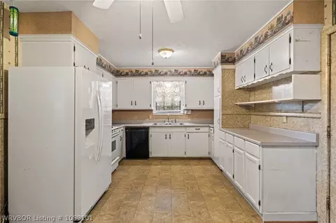 Kitchen - 3823 Dallas St, Fort Smith, AR 72903 photo 2 of 4