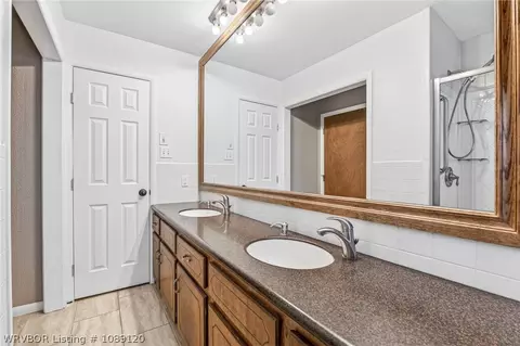 Bath - 5414 Rye Hill Rd, Fort Smith, AR 72916 photo 3 of 7