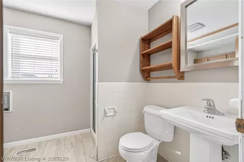 Bath - 5414 Rye Hill Rd, Fort Smith, AR 72916 photo 2 of 7