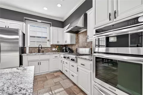 Kitchen - 5112 Park Ave, Fort Smith, AR 72903 photo 2 of 7