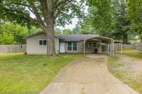 1114 Crescent Dr, Paris, AR 72855
