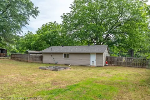 Exterior - 1114 Crescent Dr, Paris, AR 72855 photo 5 of 10