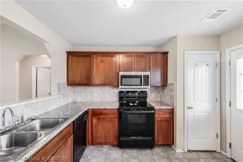Kitchen - 215 Skagway Ln, Barling, AR 72923 photo 2 of 2