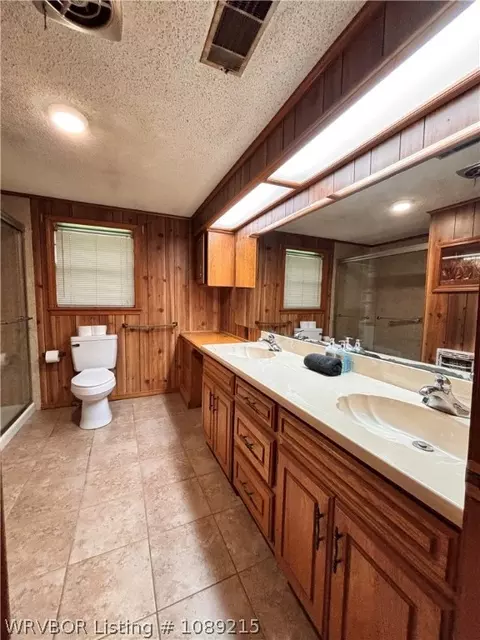 Bath - 415 N Vine St, Hackett, AR 72937 photo 2 of 8