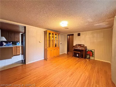 Living - 415 N Vine St, Hackett, AR 72937 photo 3 of 10