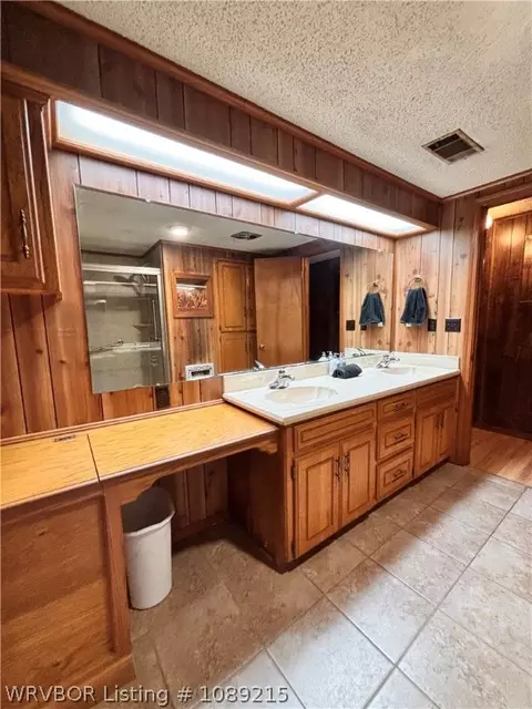 Bath - 415 N Vine St, Hackett, AR 72937 photo 5 of 8