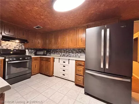 Kitchen - 415 N Vine St, Hackett, AR 72937 photo 4 of 7