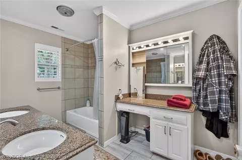 Bath - 605 N 7th St, Paris, AR 72855 photo 6 of 7