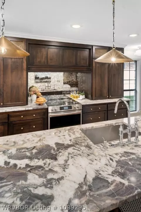 Kitchen - 8106 Yorktown Rd, Fort Smith, AR 72903 photo 3 of 5