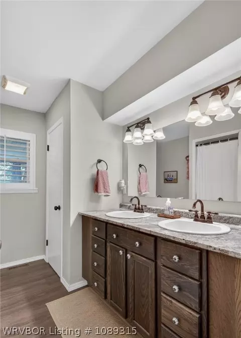 Bath - 1906 Magnolia Dr, Fort Smith, AR 72908 photo 3 of 4