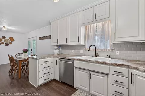 Kitchen - 1906 Magnolia Dr, Fort Smith, AR 72908 photo 3 of 4