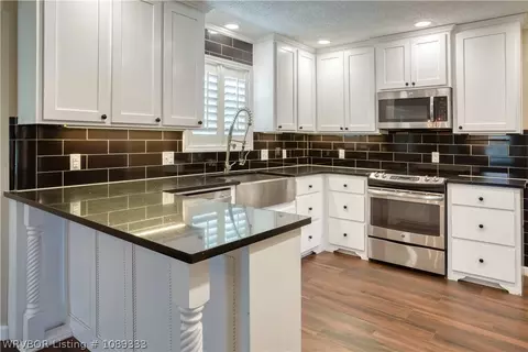 Kitchen - 9600 River Ridge Rd, Fort Smith, AR 72903 photo 2 of 3