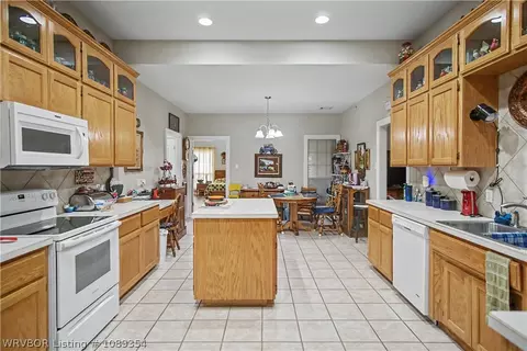 Kitchen - 4 Katie Ct, Lavaca, AR 72941 photo 2 of 4