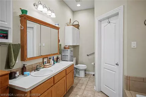 Bath - 4 Katie Ct, Lavaca, AR 72941 photo 1 of 2