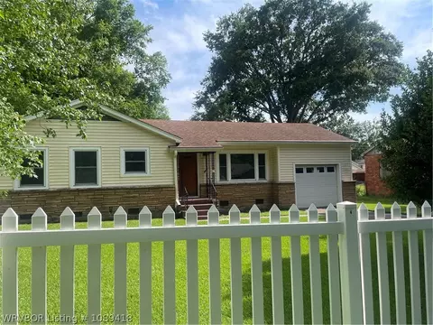 Exterior - 2618 S M St, Fort Smith, AR 72901 photo 2 of 7