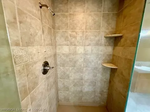 Bath - 5205 Rosewood Cir, Fort Smith, AR 72903 photo 4 of 5