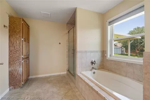 Bath - 5205 Rosewood Cir, Fort Smith, AR 72903 photo 2 of 5