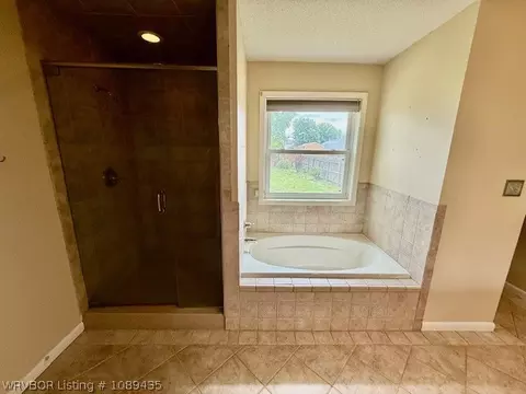 Bath - 5205 Rosewood Cir, Fort Smith, AR 72903 photo 3 of 5