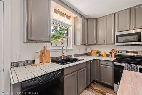 Kitchen - 406 NE Highway 10, Hackett, AR 72937 photo 2 of 3