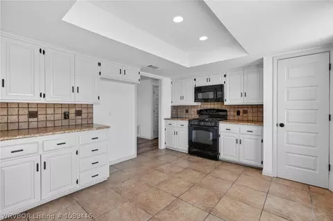 Kitchen - 2908 Riverbend Dr, Fort Smith, AR 72903 photo 3 of 4