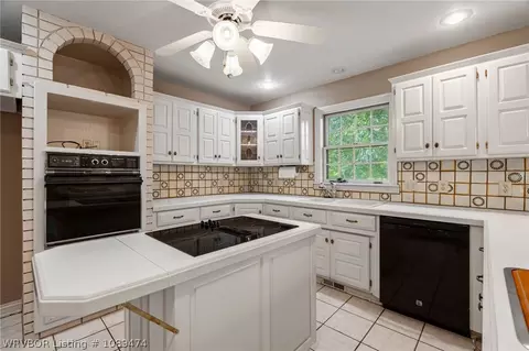Kitchen - 2304 Brigadoon Dr, Fort Smith, AR 72908 photo 4 of 5