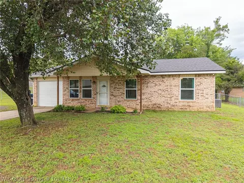 1214 Northwoods Dr, Alma, AR 72921