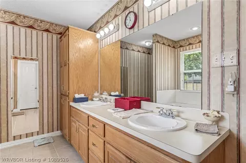 Bath - 5907 Cedar Break Dr, Fort Smith, AR 72916 photo 3 of 6