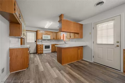 Kitchen - 1907 Horne St, Lavaca, AR 72941 photo 2 of 4