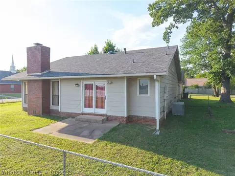 Exterior - 1300 Princeton Dr, Fort Smith, AR 72908 photo 4 of 5
