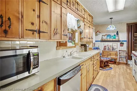 Kitchen - 163 4th St, Waldron, AR 72958 photo 4 of 5