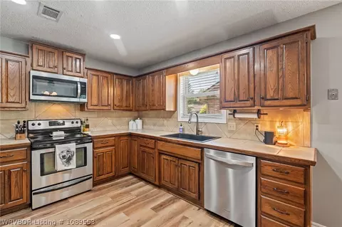 Kitchen - 3016 S 105 St, Fort Smith, AR 72903 photo 2 of 4