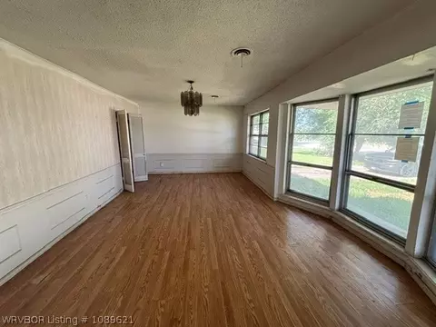 Living - 7222 Jenny Lind Rd, Fort Smith, AR 72908 photo 1 of 3