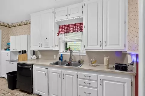 Kitchen - 2520 L St, Fort Smith, AR 72901 photo 2 of 3