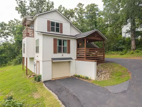 805 N 17th St, Van Buren, AR 72956