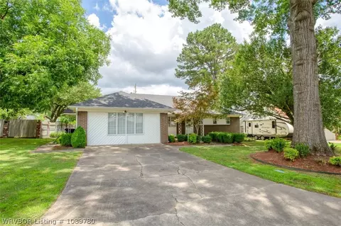 Exterior - 1910 N 46th Ter, Fort Smith, AR 72904 photo 5 of 14