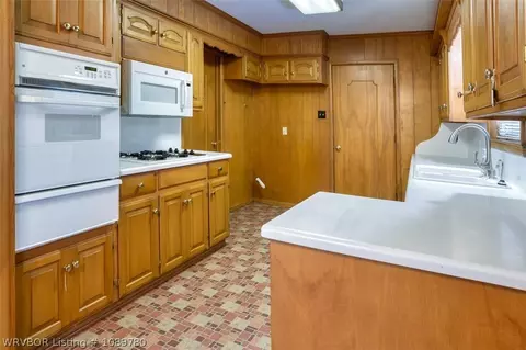 Kitchen - 1910 N 46th Ter, Fort Smith, AR 72904 photo 2 of 4
