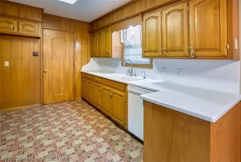 Kitchen - 1910 N 46th Ter, Fort Smith, AR 72904 photo 4 of 4