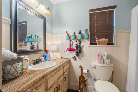 Bath - 2704 E Phillips Ave, Sallisaw, OK 74955 photo 2 of 2