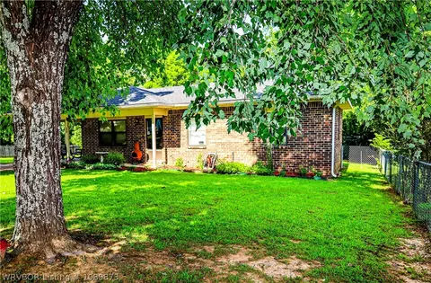 300 N 4th St, Lavaca, AR 72941