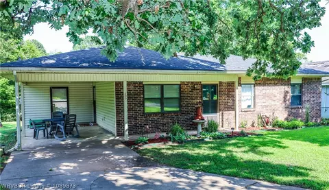 Exterior - 300 N 4th St, Lavaca, AR 72941 photo 2 of 10