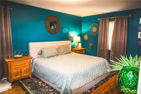 Bedroom - 300 N 4th St, Lavaca, AR 72941 photo 4 of 7