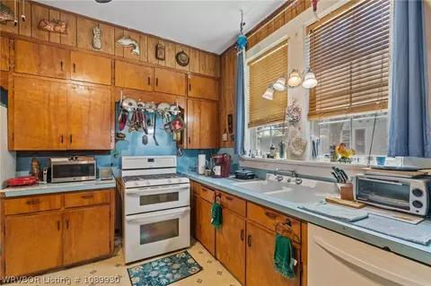 Kitchen - 109 N 16th St, Fort Smith, AR 72901 photo 2 of 2